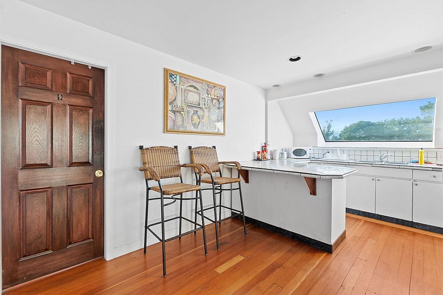 345 W 13th Avenue Vancouver, BC - 9