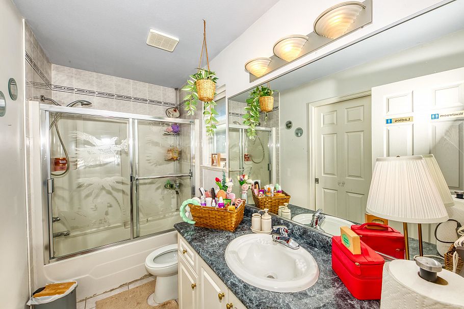 826 E 13th Street North Vancouver, BC - 27