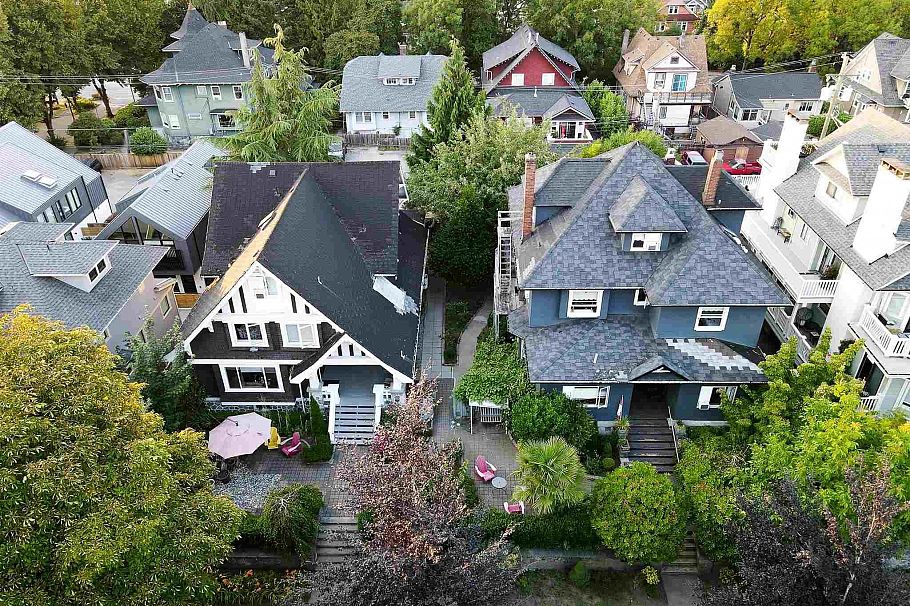 345 W 13th Avenue Vancouver, BC - 2