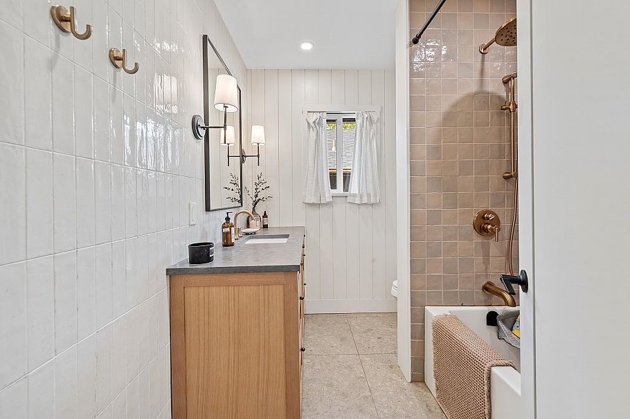 2624 E 1st Avenue Vancouver, BC - 18