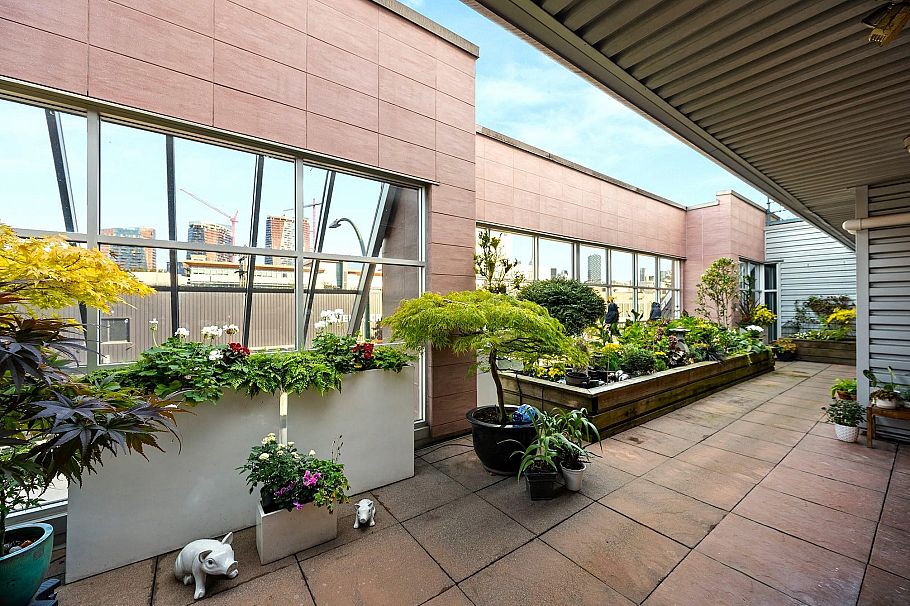 202 1750 W 2nd Avenue Vancouver, BC - 1