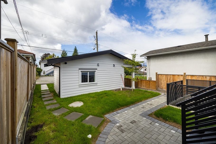 1155 Renfrew Street Vancouver, BC - 23