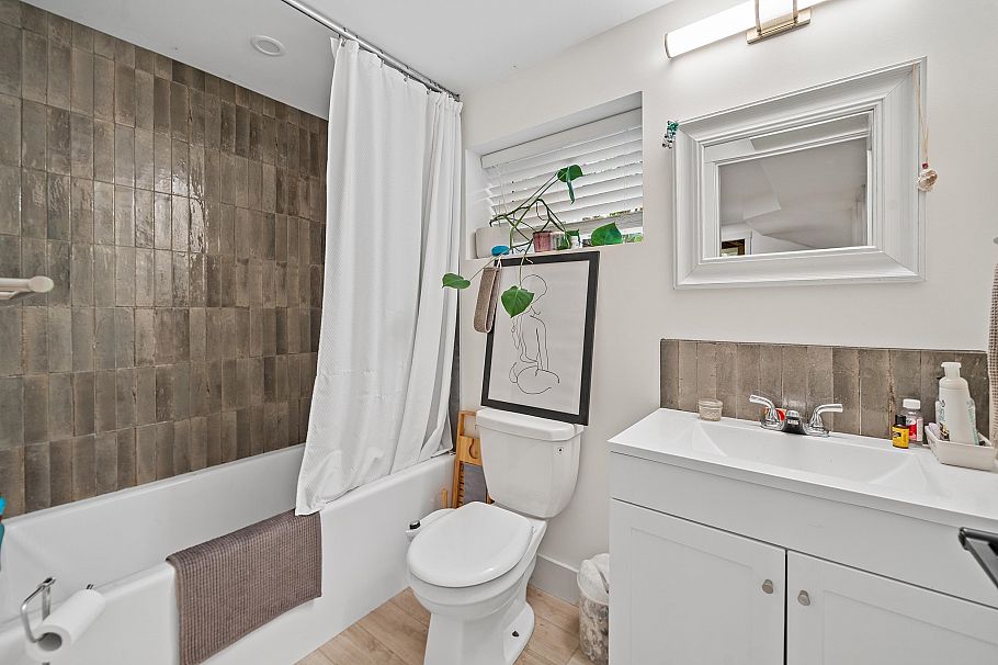 2624 E 1st Avenue Vancouver, BC - 22