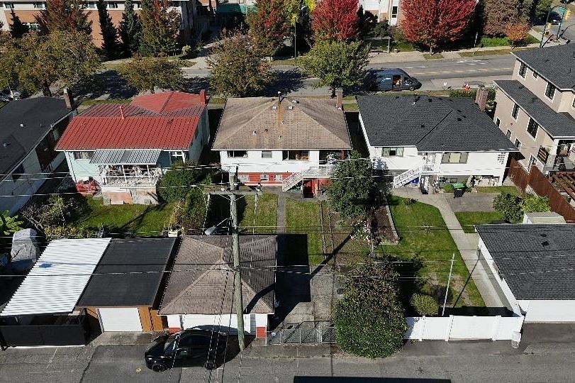 2716 E 49th Avenue Vancouver, BC - 31