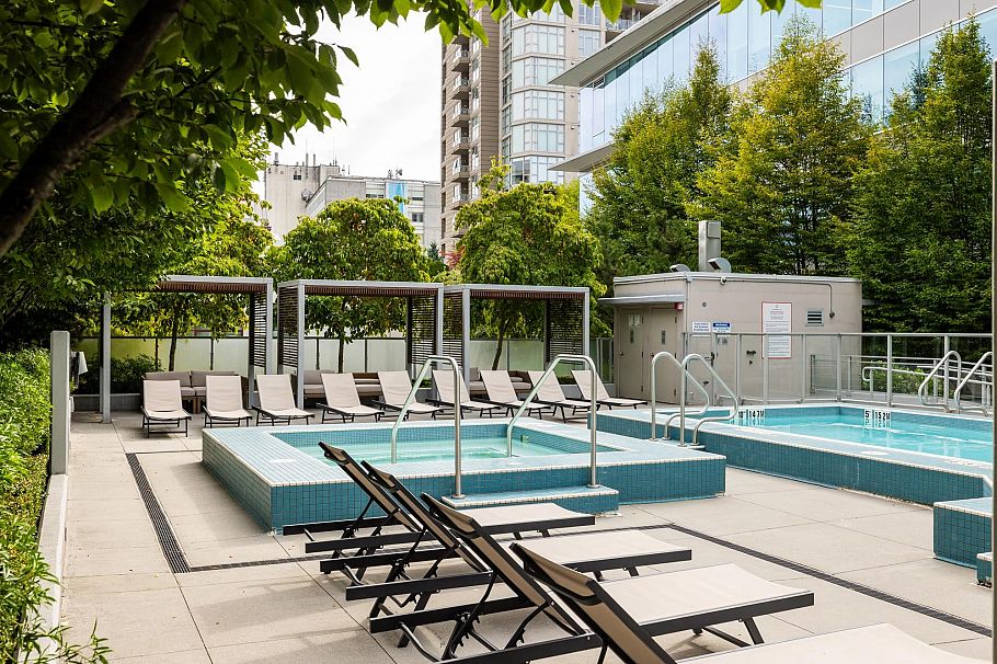 810 125 E 14th Street North Vancouver, BC - 26