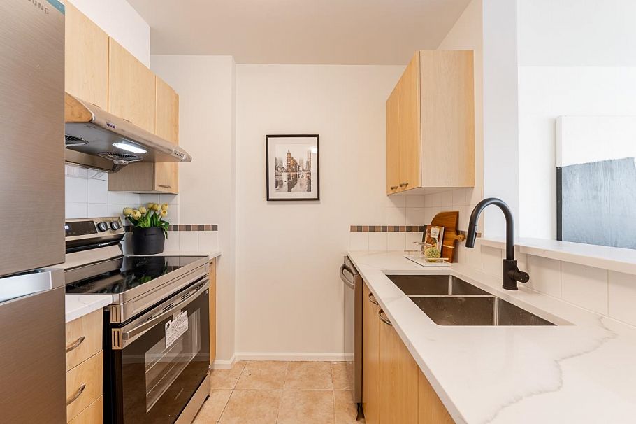 604 1420 W Georgia Street Vancouver, BC - 4