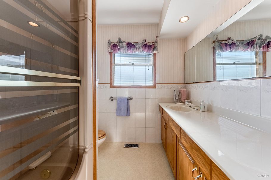 2716 E 49th Avenue Vancouver, BC - 15