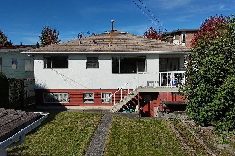 2716 E 49th Avenue Vancouver, BC - 27