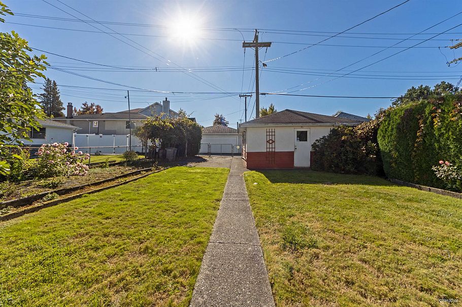 2716 E 49th Avenue Vancouver, BC - 30