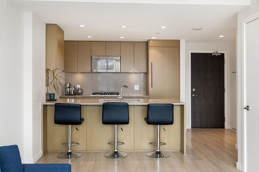 810 125 E 14th Street North Vancouver, BC - 14