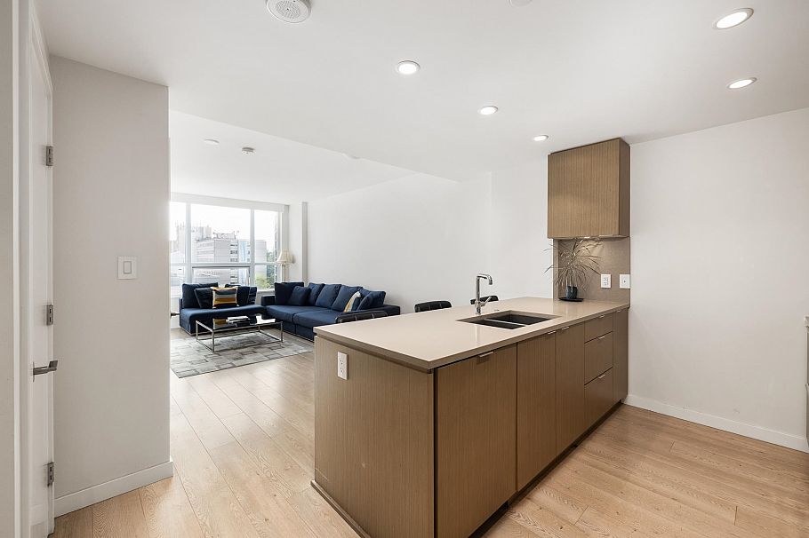 810 125 E 14th Street North Vancouver, BC - 5