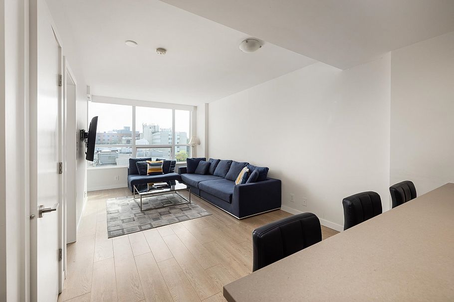 810 125 E 14th Street North Vancouver, BC - 9