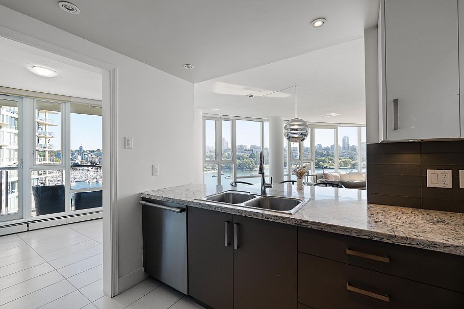 1202 1383 Marinaside Crescent Vancouver, BC - 11