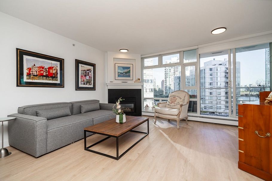 906 189 Davie Street Vancouver, BC - 3