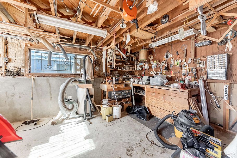 2716 E 49th Avenue Vancouver, BC - 21