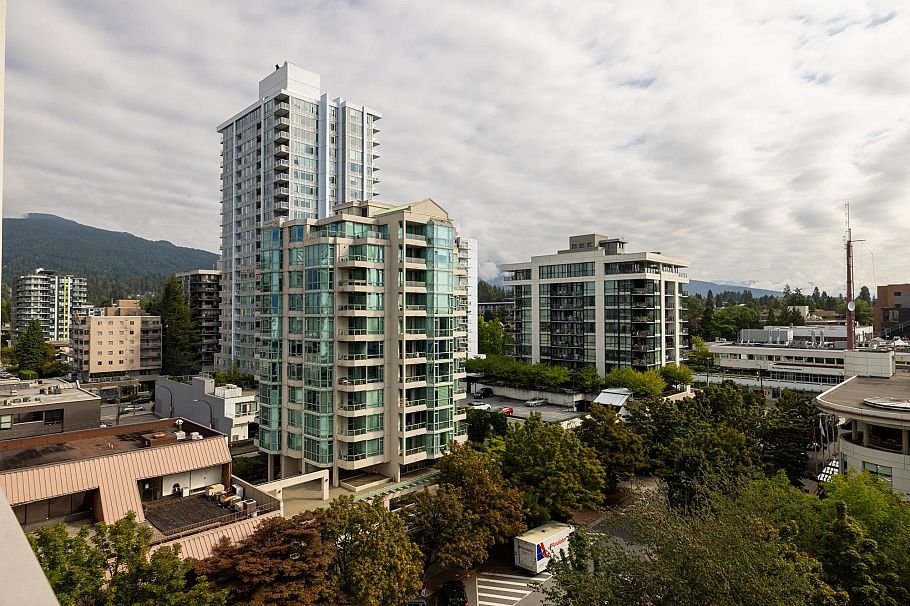 810 125 E 14th Street North Vancouver, BC - 20