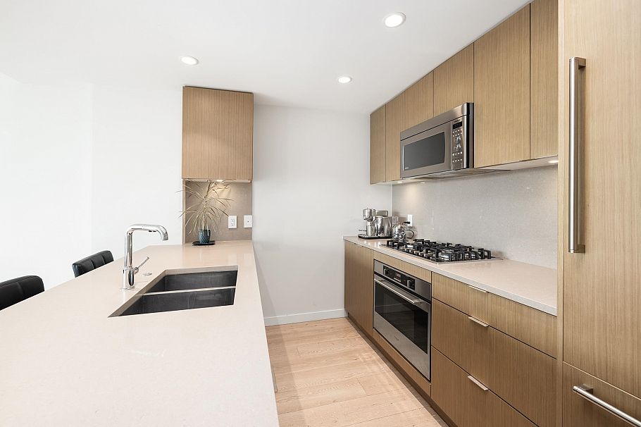 810 125 E 14th Street North Vancouver, BC - 2