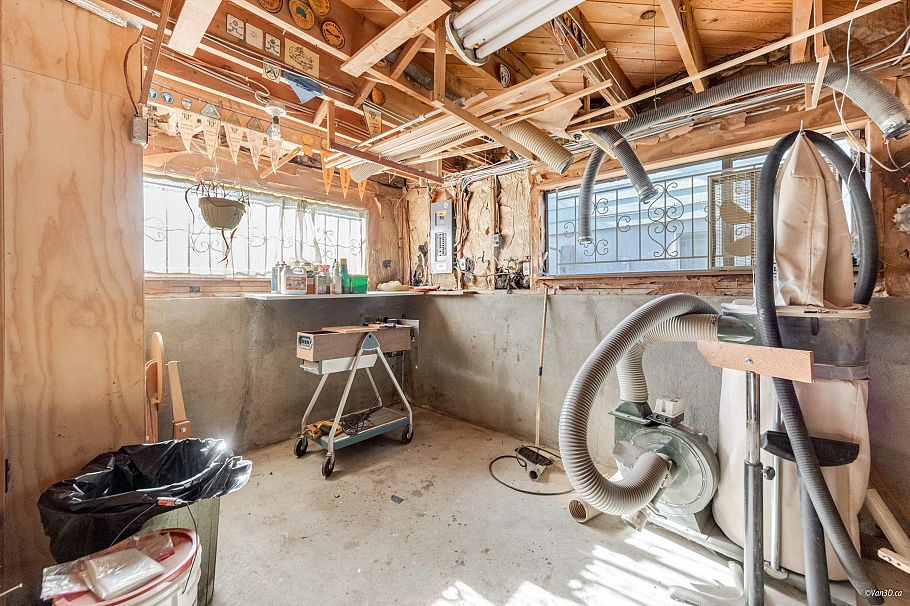 2716 E 49th Avenue Vancouver, BC - 22