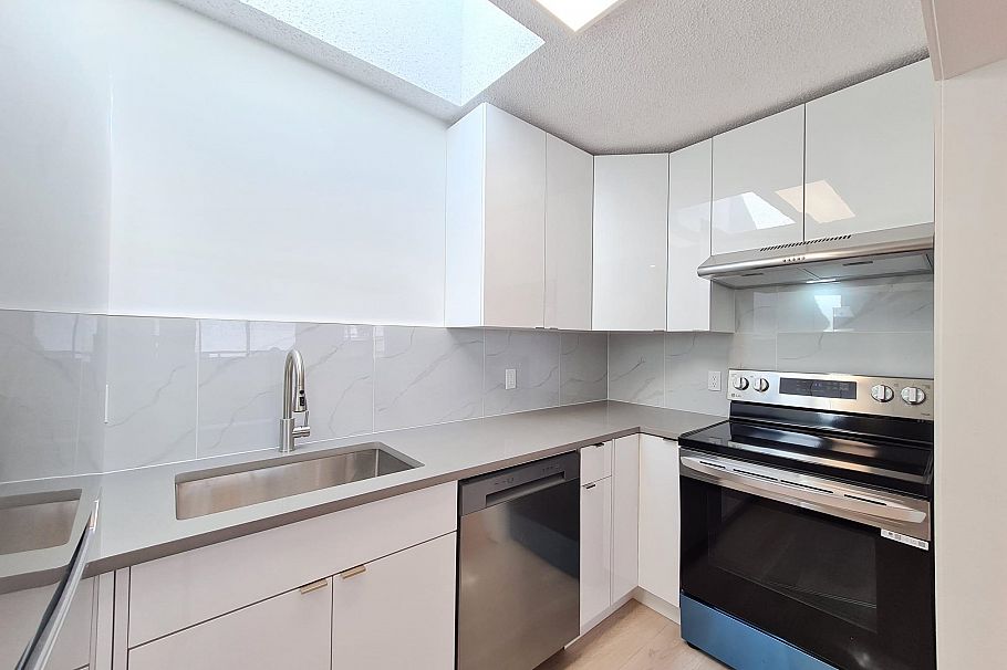 301 8645 Osler Street Vancouver, BC - 1