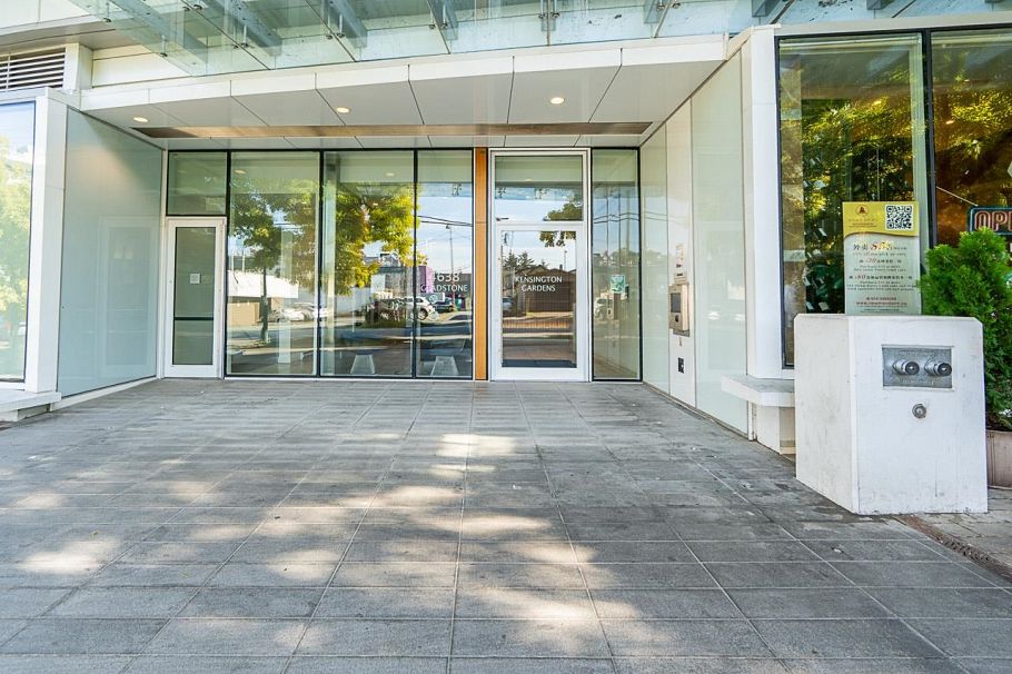 301 4638 Gladstone Street Vancouver, BC - 32