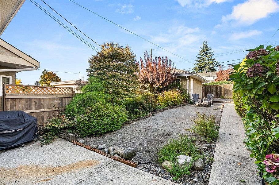 346 W 14th Street North Vancouver, BC - 31