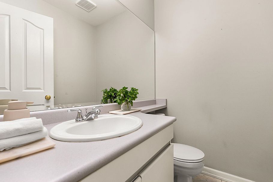 346 W 14th Street North Vancouver, BC - 19