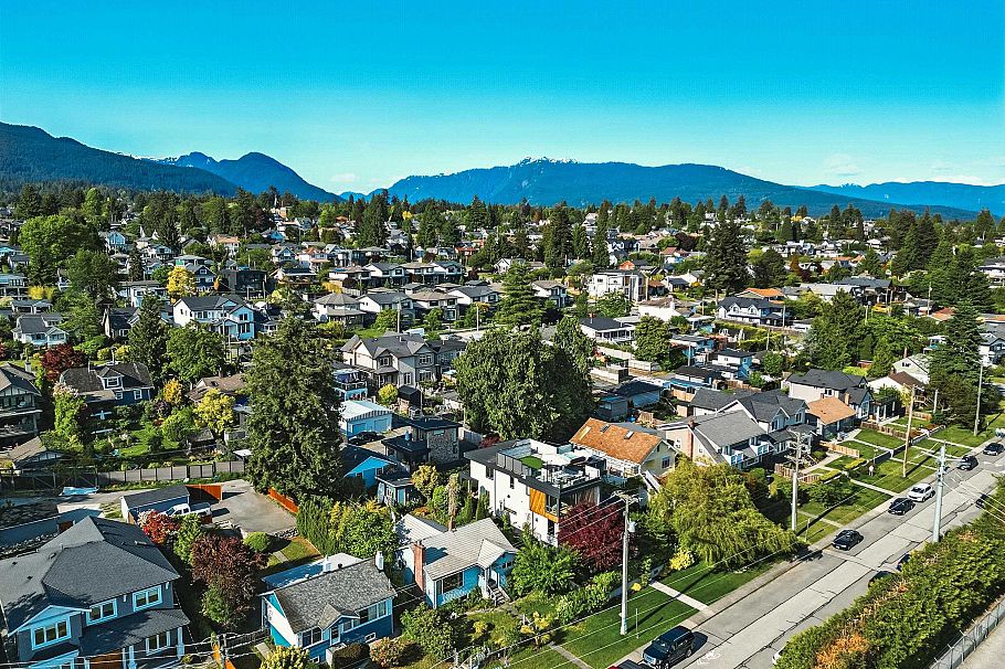 452 E 4th Street North Vancouver, BC - 35