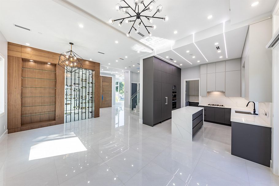 3587 Mayfair Avenue Vancouver, BC - 4