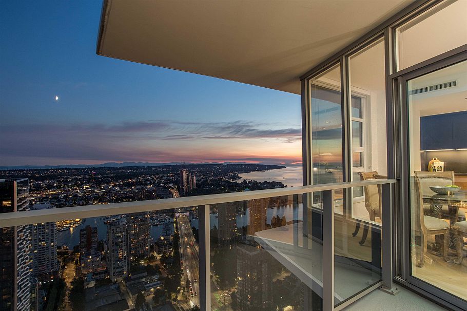 4608 1289 Hornby Street Vancouver, BC - 1