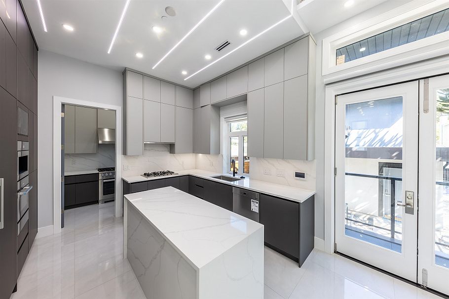 3587 Mayfair Avenue Vancouver, BC - 2