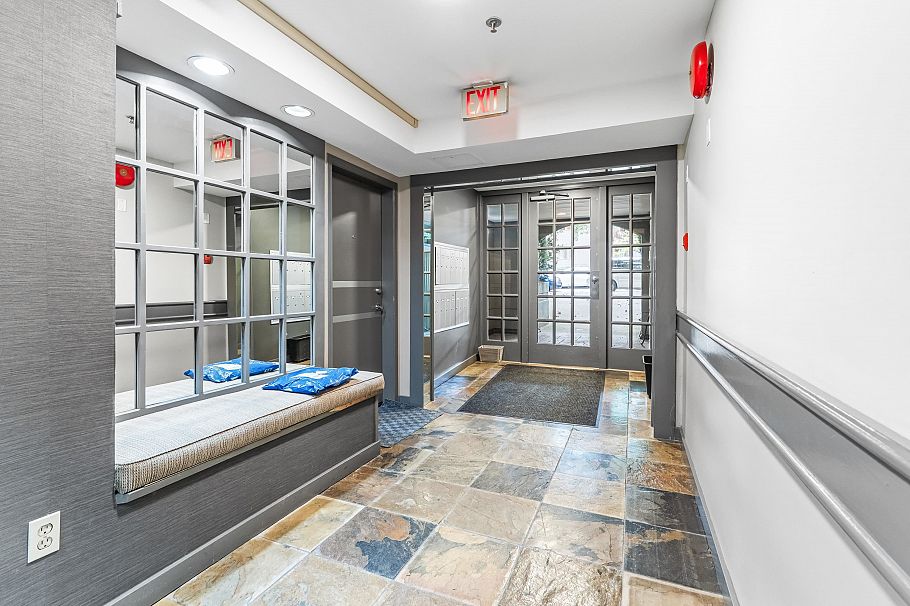 109 1925 W 2nd Avenue Vancouver, BC - 2