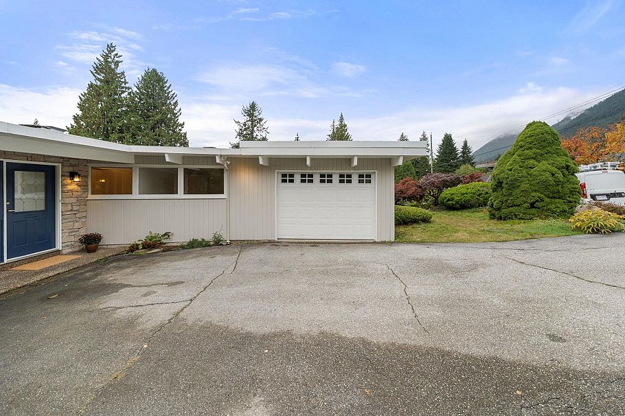 749 Winona Avenue North Vancouver, BC - 35