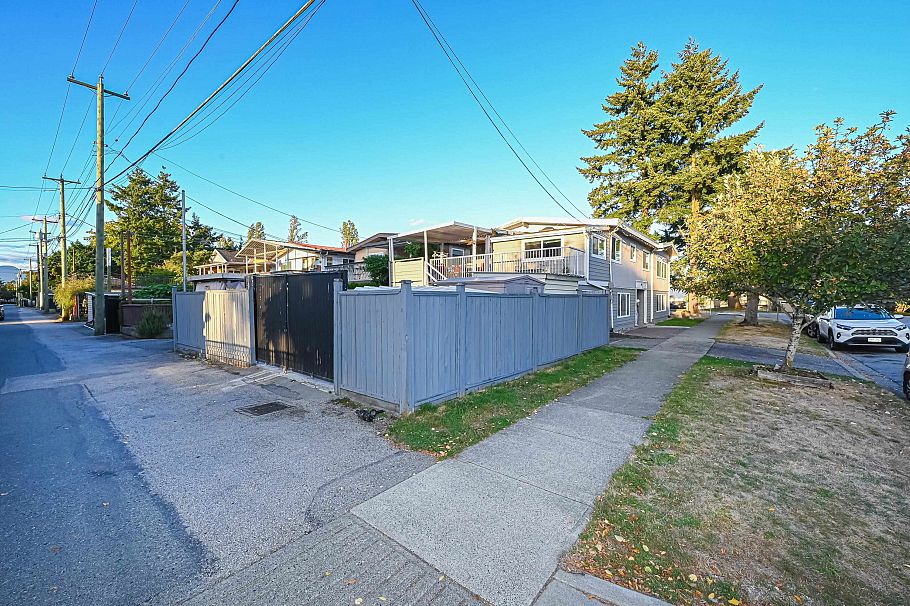 2295 E 48th Avenue Vancouver, BC - 20