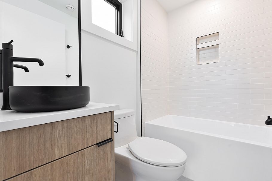 2632 Ward Street Vancouver, BC - 9