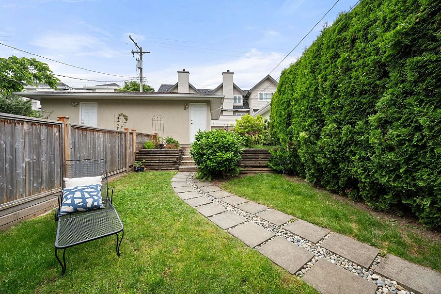 262 E 10th Street North Vancouver, BC - 28