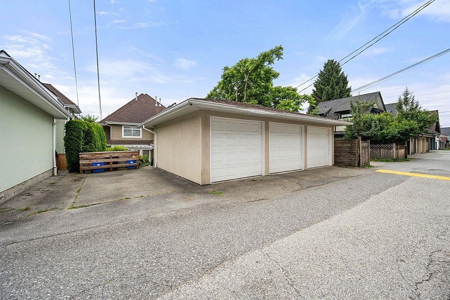 262 E 10th Street North Vancouver, BC - 27