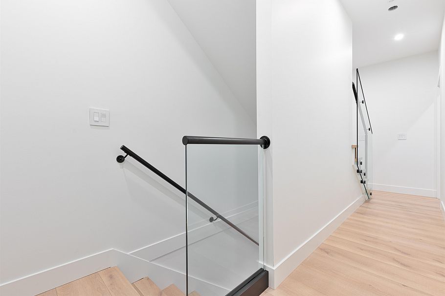 2632 Ward Street Vancouver, BC - 5