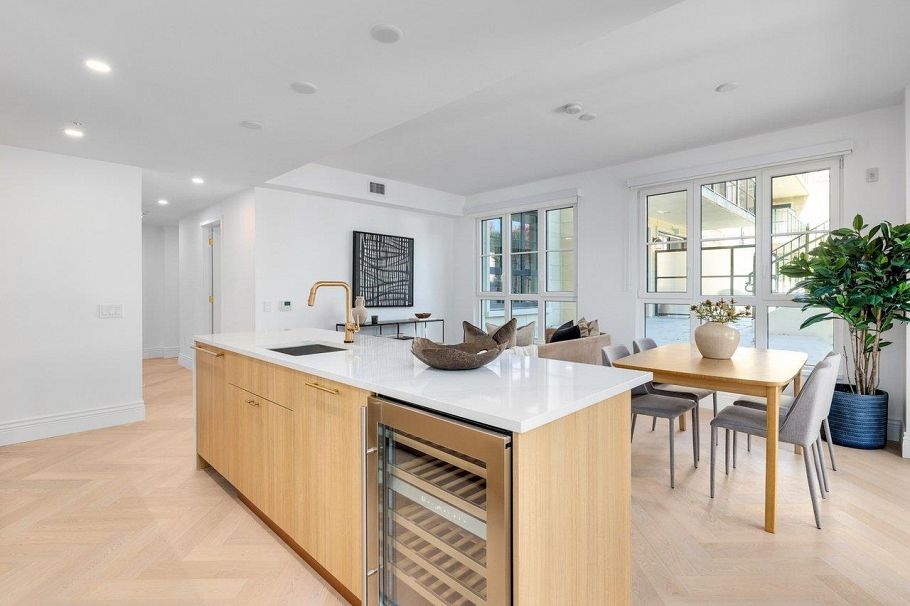 203 2096 W 47th Avenue Vancouver, BC - 3