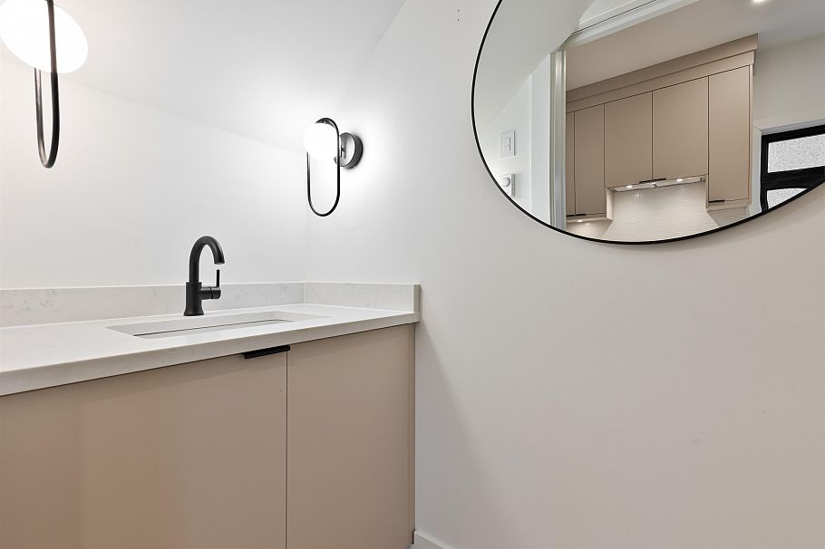 2632 Ward Street Vancouver, BC - 4