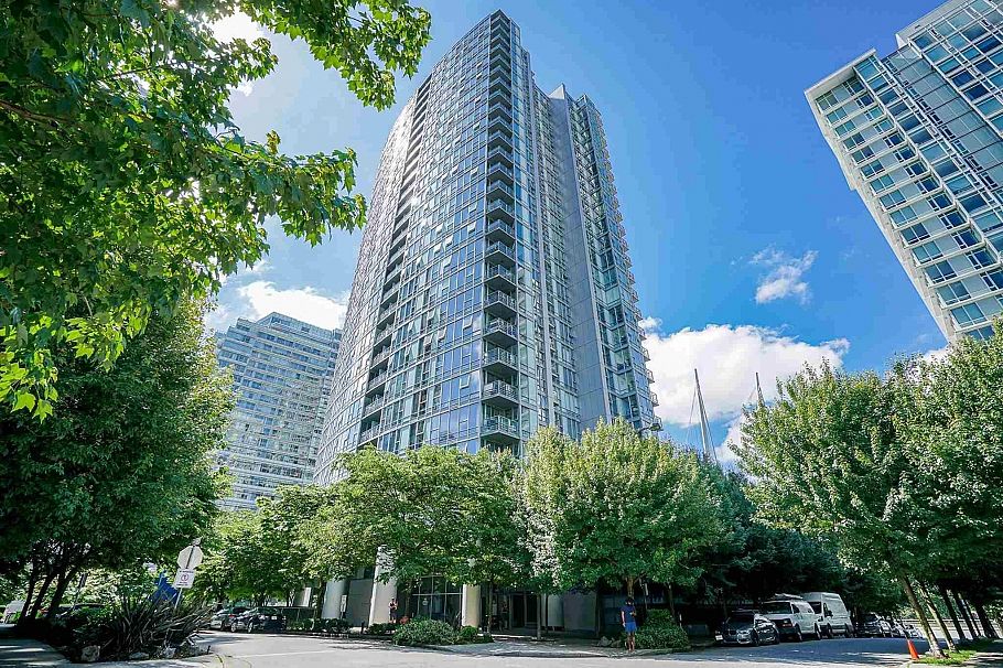 2206 111 W Georgia Street Vancouver, BC - 1