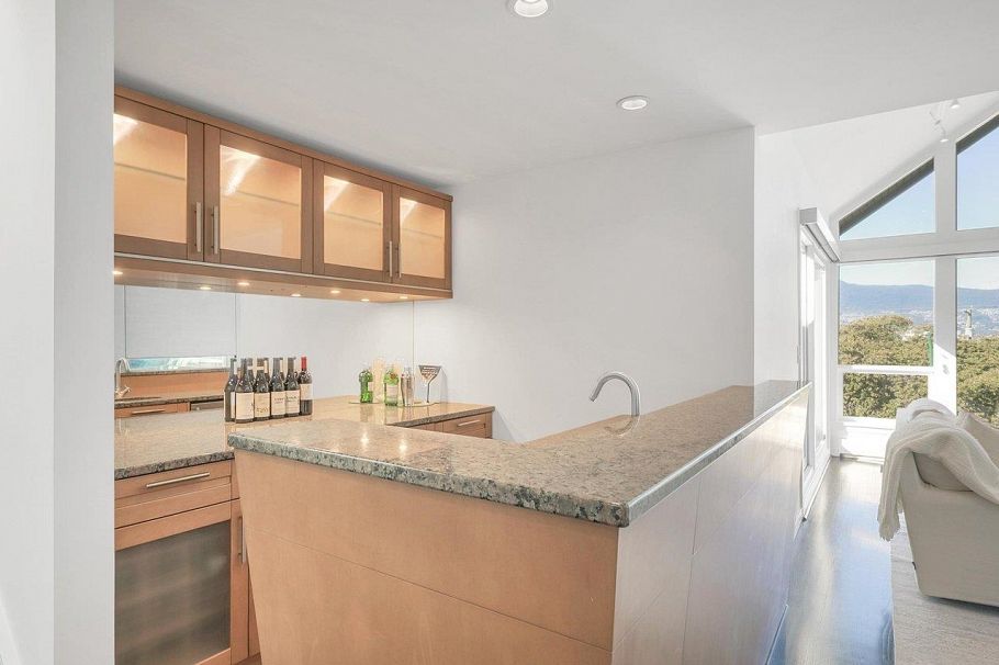 3262 W 1st Avenue Vancouver, BC - 9