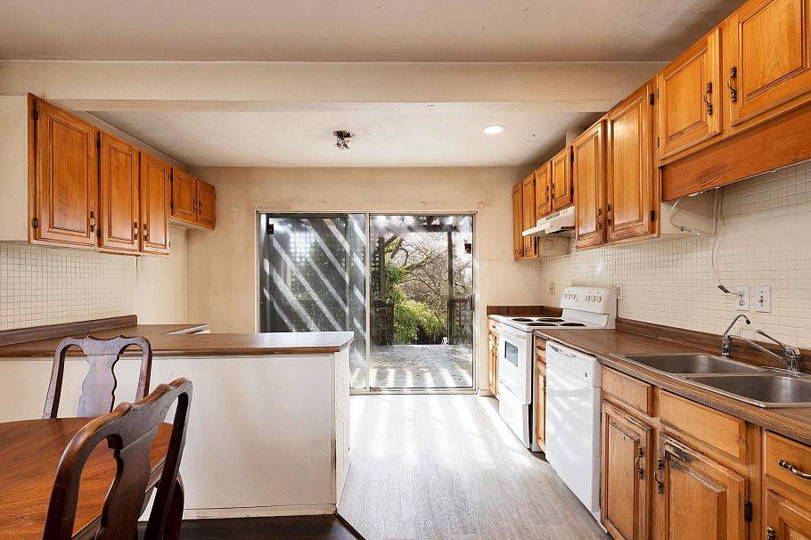 445 W Queens Road North Vancouver, BC - 14