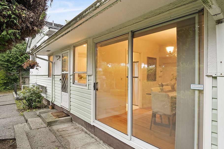 651 Kerry Place North Vancouver, BC - 32