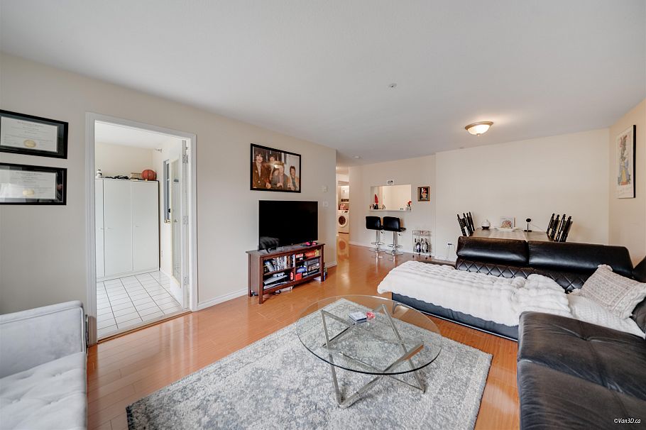202 2505 E Broadway Avenue Vancouver, BC - 3