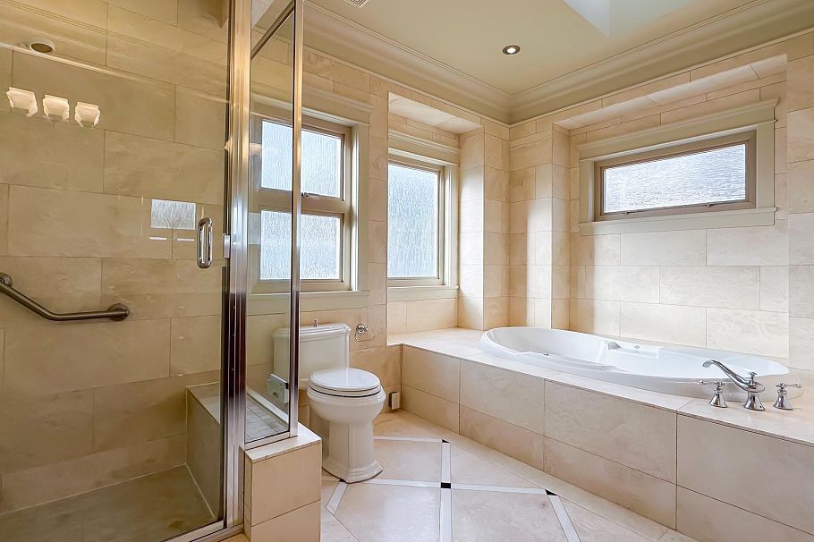 2978 W 21st Avenue Vancouver, BC - 21