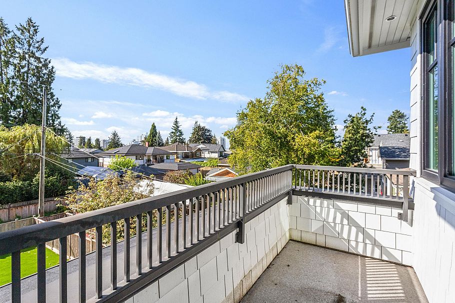 345 E 20th Street North Vancouver, BC - 21