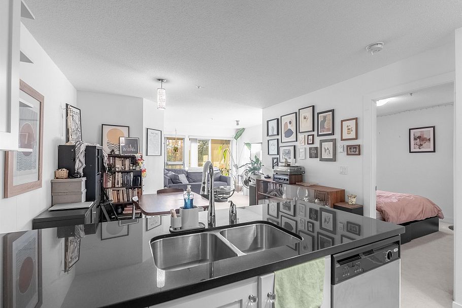 305 4550 Fraser Street Vancouver, BC - 2