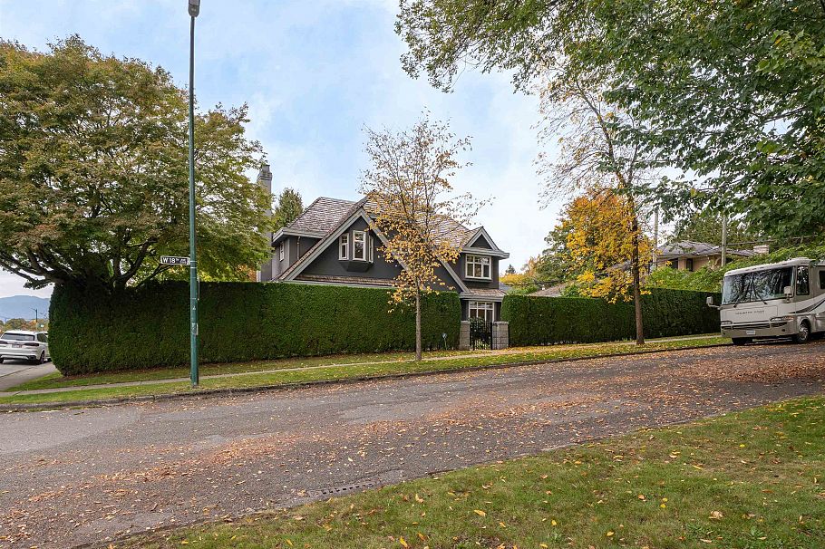 2087 W 18th Avenue Vancouver, BC - 2