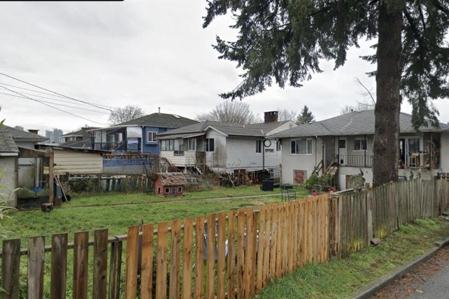 3507 Monmouth Avenue Vancouver, BC - 2