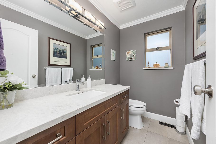 342 E 26th Street North Vancouver, BC - 30